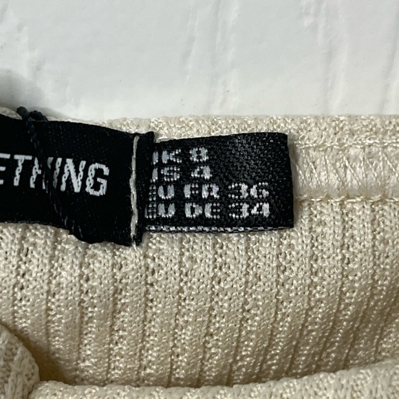 PRETTY LITTLE THING crinkle rib cup detail crop top off white - Picture 4 of 6